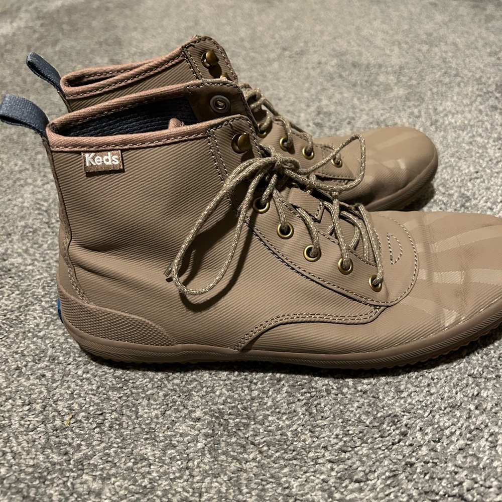 Women’s waterproof boots size 8